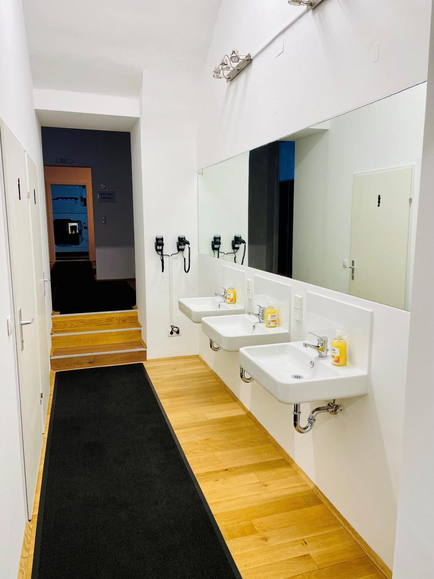 Space Home Apartment - Downtown Wina Bagian luar foto